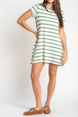 Vestido corto de corte recto y holgado con diseño de rayas horizontales verdes y fondo crudo, escote redondo y mangas corta.