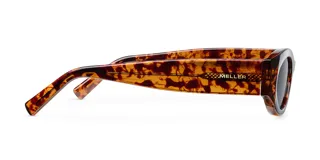 Lentes de sol ovalados con montura carey y lentes negros polarizados. Fabricados con materiales bio-based G850 y patillas de propionato de celulosa. Cuentan con protección UV400 y recubrimiento antiscratch y superhydrophobic.