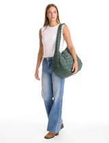 Bolso capitoneado color verde oscuro, marca Do Everything In Love, con abertura de cierre, reparticiones y bolsillos internos, y bolsillos laterales con cierre.