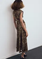 Vestido midi de tejido satinado con estampado de leopardo, cuello alto, manga corta y fruncidos laterales.