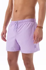Short de baño lila de nylon con cintura elástica y cordón ajustable. Tiene bolsillos laterales y un bolsillo trasero con cierre.