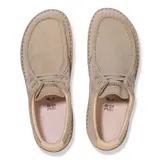 Zapatos Birkenstock modelo Pasadena, confeccionados en gamuza color taupe, con costuras visibles y suela plana de goma.