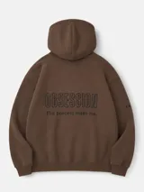 Canguro oversize color marrón con capucha doble y felpa pesada. Presenta bordado premium en la espalda con la palabra 'OBSESSION' y la frase 'The process made me.', además de una numeración individual bordada en la manga.