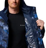 Campera 3 en 1 Columbia con tecnología Omni-Tech impermeable y transpirable, y forro termorreflectante Omni-Heat. Cuenta con capucha ajustable, ventilación en axilas, faldón cortaviento, múltiples bolsillos con cremallera y puños ajustables. Diseño estampado con motivos de montaña en tonos azules.