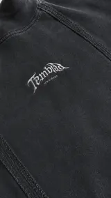 Buzo de cuello alto con efecto de lavado stone wash, confeccionado en algodón con costuras verticales decorativas y logo estampado en el pecho.