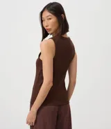 Musculosa de ribana de algodón con elastano, diseño ajustado al cuerpo, cuello redondo alto y sin mangas.
