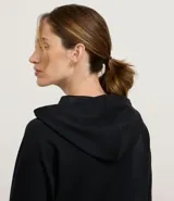 Campera deportiva con capucha ajustable, cierre frontal por cremallera, mangas largas con sisa raglán y puños ajustados. Presenta bolsillo tipo canguro y cordones con lettering estampado.