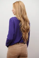 Sweater de punto color marrón, con cuello redondo y manga larga.