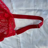 Conjunto de lencería de encaje con aro, compuesto por un soutiene de diseño delicado y una bombacha cavada con tiras elásticas regulables en los laterales.