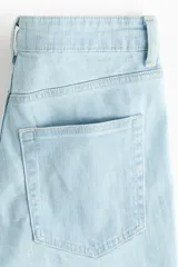 Jean de tiro alto y cinco bolsillos, confeccionado en denim con leve stretch, de corte ajustado en la cadera y diseño acampanado.