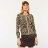 Cárdigan de punto con estampado animal print de leopardo, cuello redondo y cierre frontal con botones. Presenta mangas tres cuartos y un ajuste entallado al cuerpo.