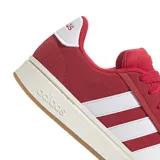 Championes Adidas modelo Grand Court Alpha, color rojo con las icónicas tres tiras laterales en blanco. Presenta una suela de plataforma color crema con base de goma y detalle de logo en el talón.