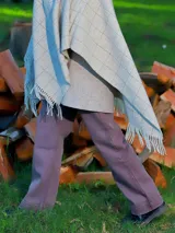 Pantalón de jean de corte recto en color crudo, con diseño clásico de cinco bolsillos y cierre frontal con botón y cremallera.