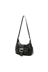 Cartera tipo shoulder bag color negro, de diseño urbano con bolsillos frontales con solapa, hebilla metálica grande y detalles de tachas.