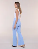 Pantalón jogger flare de tejido de punto con textura en relieve y tiro alto con pretina elastizada. Cuenta con corte de pierna ancha y tajos laterales en los tobillos.