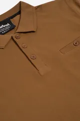 Remera polo clásica color rosado, con bolsillo frontal y calce regular.