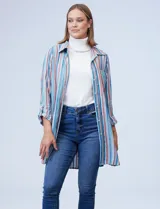 Camisola estampada a rayas verticales en tonos celeste, azul, naranja y marrón. Cuello con solapa, abertura central con botones y bolsillo aplicado en el pecho. Mangas largas regulables con presilla y botón. Laterales con bolsillos en costura. Marca Ruby Rd.