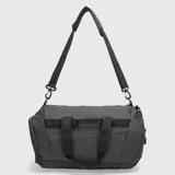 Bolso deportivo de mano y hombro color negro, con doble asa corta y correa ajustable y desmontable. Cuenta con compartimento principal con cierre, bolsillos laterales y detalles de tiras en la parte frontal.