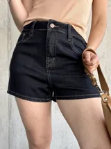 Short de denim azul oscuro, de tiro alto y corte ajustado.