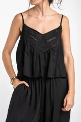 Blusa de algodón peinado color negro, con tirantes finos, escote en V y detalles de bordados y encaje en el frente.