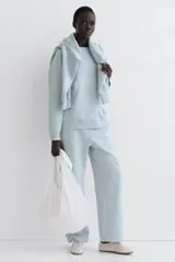 Buzo de corte oversized con cuello redondo, hombros caídos y puños y bajo acanalados. Presenta un diseño liso con interior cepillado suave.