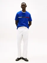 Remera de manga corta y cuello redondo, confeccionada en puro algodón. Presenta un panel horizontal bordado en el pecho con el logo y los colores distintivos de la marca.