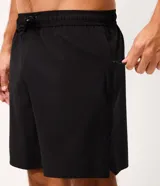Bermuda deportiva Get Over para hombre, color negro, confeccionada en tejido tecnológico de poliéster con elastano. Presenta cintura elástica con cordón ajustable y bolsillos laterales con cierre.