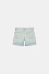 Bermuda de tiro medio confeccionada en denim de color negro gastado, con diseño de cinco bolsillos, trabillas para cinturón y cierre frontal con cremallera y botón metálico.