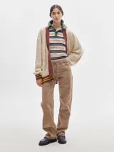 Pantalón de pana color beige, de corte recto y tiro medio.