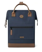 Mochila urbana Cabaia modelo Adventurer Chicago, color azul marino con detalles en cuero sintético marrón. Cuenta con un compartimento principal con cierre, un bolsillo frontal con cierre, asas superiores y base reforzada.