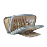 Billetera larga de diseño combinado en tonos terracota y beige, confeccionada en material sintético con textura tipo gamuza y lisa. Cuenta con cierre perimetral, solapa frontal con broche a presión y visor para documentos, además de múltiples compartimentos internos para tarjetas, billetes y monedero con cierre.