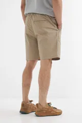 Short color beige de algodón con cintura elástica y cordón ajustable.