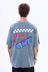 Remera gris con efecto lavado, de manga corta y cuello redondo. Presenta un estampado en la espalda con un diseño de tablero de ajedrez, la palabra 'STREET WEAR' en color rojo y una patineta azul.