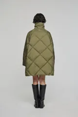 Campera puffer acolchada de corte oversize, color verde oliva, con diseño de rombos, cuello alto y cierre frontal con cremallera.