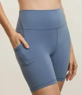 Short ciclista Get Over de microfibra color verde oscuro, de tiro alto y diseño ajustado con bolsillos laterales funcionales.