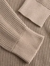 Sweater de punto plano con cuello redondo, mangas largas y calce holgado. Confeccionado en algodón, presenta un diseño clásico y versátil.