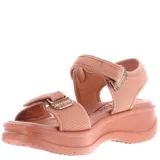 Sandalias de plataforma baja con tiras de ajuste con velcro, confeccionadas en material sintético y textil, con diseño ergonómico.