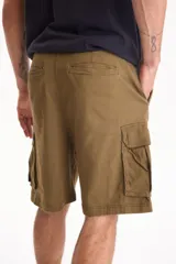 Bermuda cargo de gabardina con spandex color negro, con bolsillos laterales con solapa y cierre frontal.