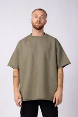 Remeron de algodón rústico con efecto de lavado gastado, corte oversize, cuello redondo y mangas cortas con terminaciones al corte.
