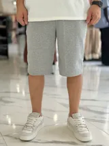 Bermuda deportiva de corte baggy y estilo jogging, en color beige, con bolsillos laterales y cintura elástica.