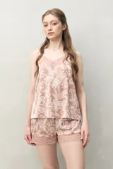 Top de pijama de silueta relajada con estampado animal print en tonos beige y negro. Presenta escote en V con encaje floral negro y tiras finas regulables.