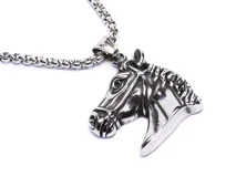 Collar plateado con cadena de eslabones y dije con forma de cabeza de caballo.