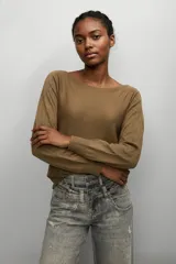 Sweater negro de viscosa con cuello redondo y mangas largas, decorado con detalles de strass en los hombros y a lo largo de las mangas.