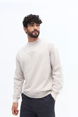 Buzo de algodón color negro lavado, con cuello redondo y estampado frontal en blanco con texto que incluye "BROOKSFIELD COVENT GARDEN LON UK". Presenta un pequeño parche negro en la manga izquierda.