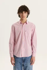 Camisa de manga larga Levi's con rayas verticales rosas y grises, cuello clásico, cierre con botones y bolsillo en el pecho.