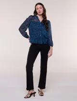 Blusa de silueta holgada y caída fluida, confeccionada en gasa liviana con estampado paisley en tonos azules y negros. Presenta cuello mao con escote en V, cartera frontal con botones, canesú con frunces y mangas largas con puños elastizados.