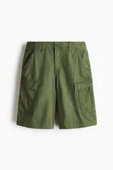 Bermuda cargo verde militar de ripstop de algodón, con bolsillos laterales con solapa, bolsillos al bies y corte holgado.