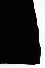 Top corto de terciopelo negro con escote recto, breteles finos ajustables y bajo con diseño globo abullonado. Cuenta con cierre lateral oculto y forro interior.
