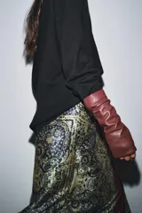 Guantes tipo mitones largos confeccionados en piel 100% color bordó, con diseño liso y minimalista.