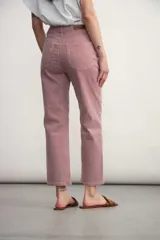 Pantalón jean de corte recto, color rojo con finas rayas verticales blancas.